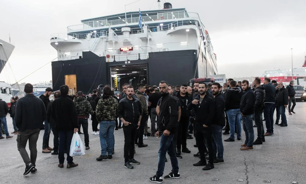 Αγροτικό συλλαλητήριο: Έφτασαν στο λιμάνι του Πειραιά οι αγρότες από την Κρήτη (Βίντεο)